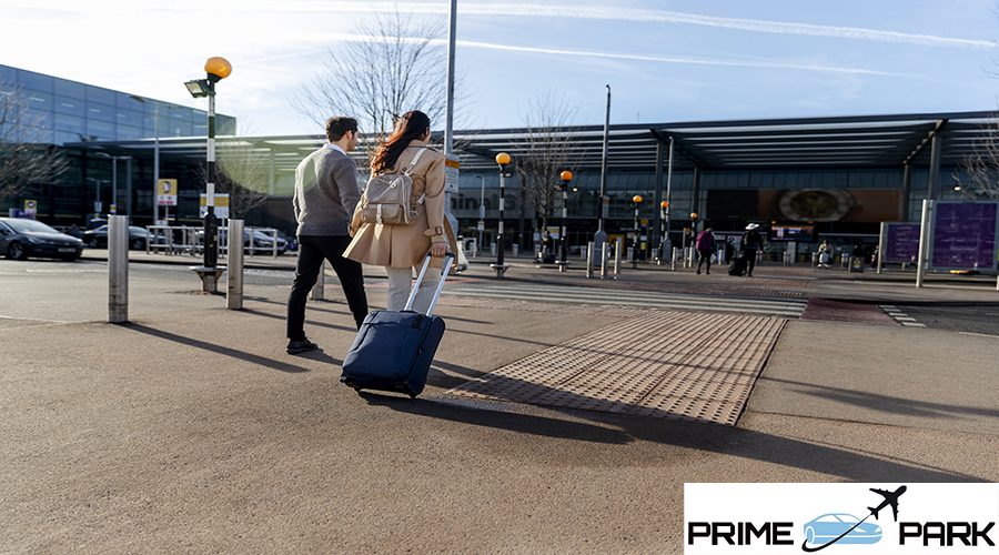full-shot-couple-walking-with-baggage