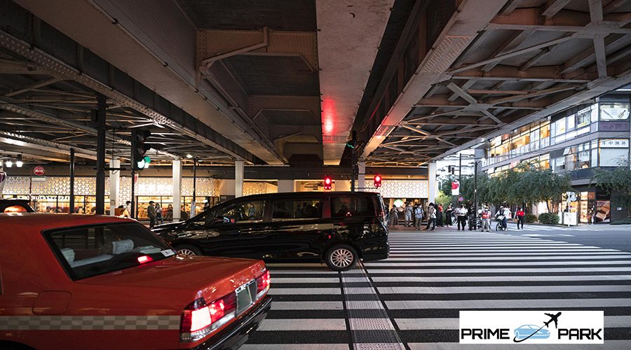people-driving-cars-city-street